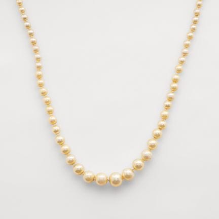 Necklace made of cultured pearls in a gradient of 
