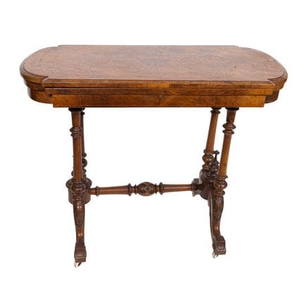 Mesa de juego en madera de raíz de nogal con marqu