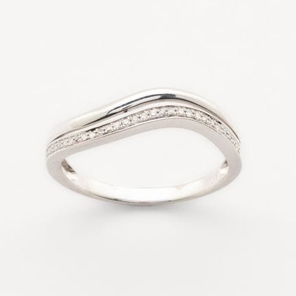 White gold ring with a wavy front and a band set w