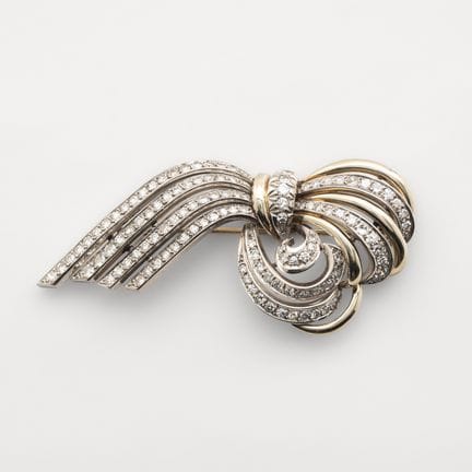 Broche en oro blanco con bandas y roleos de diaman