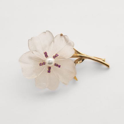 Flower-shaped brooch in gold and crystal quartz wi