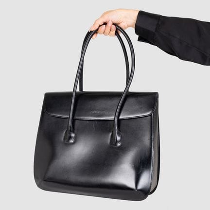 GIORGIO ARMANI. Schwarze Ledertasche mit Magnetver