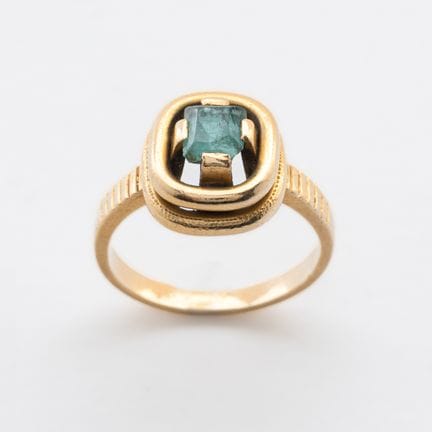 Geometric style ring in gold with octagonal cut em