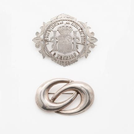 Zwei durchbrochene Broschen aus Silber. Eine, die 