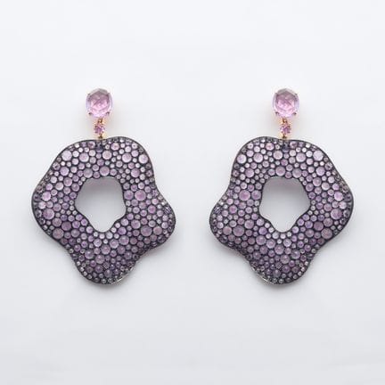 Pendientes largos en oro y plata pavonada diseñado