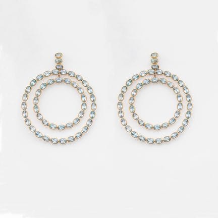 Pendientes diseño doble aro en oro. Están decorado