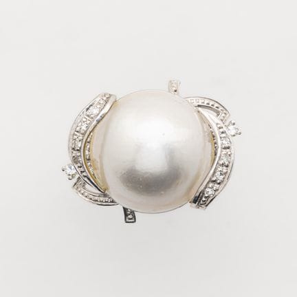 White gold ring with a 20 mm mabe cultured pearl, 