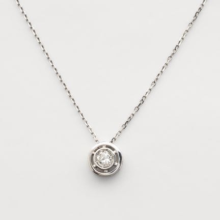 White gold choker with an antique-cut brilliant-cu