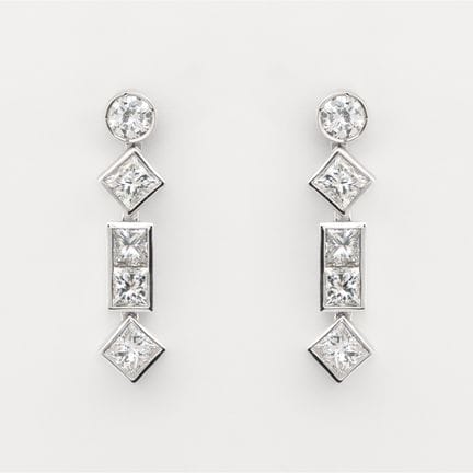 Pendientes largos en oro blanco con línea articula