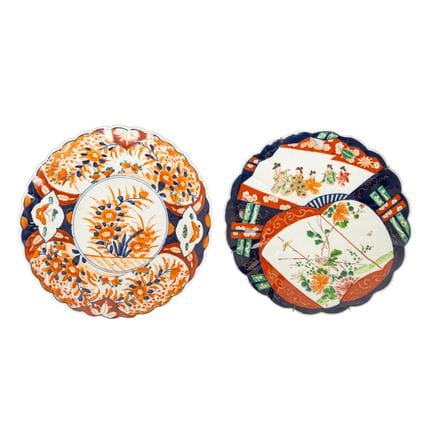 Paar japanische Imari-Porzellanteller im Wellenpro