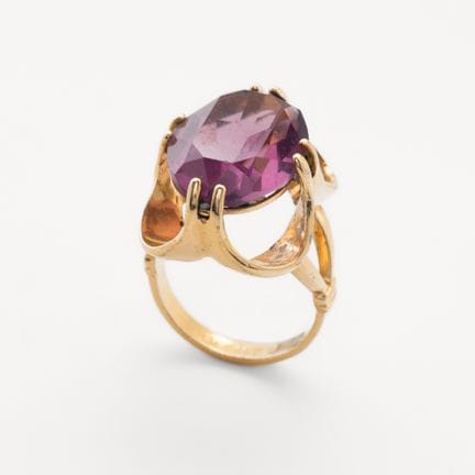 Gold ring with an oval-cut amethyst measuring 17 x