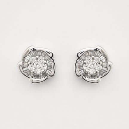 Pendientes en oro blanco con rosetón y orla de dia
