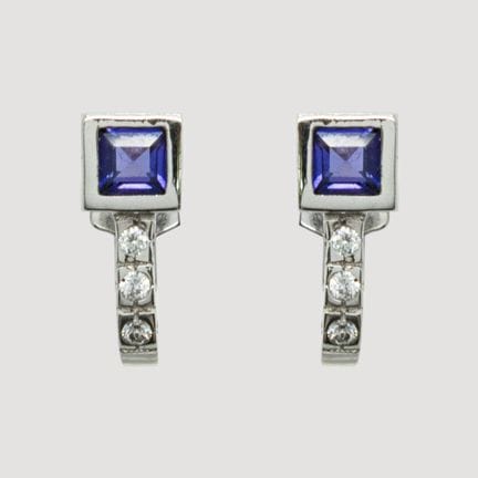 Half-hoop earrings in white gold with a 4 x 4 mm s