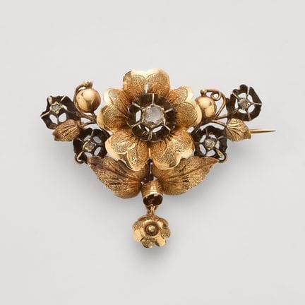 Broche isabelino diseño floral en oro con diamante