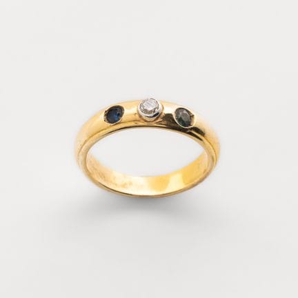 Gold wedding band with a vintage brilliant-cut cen