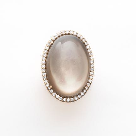 Sortija en oro satinado con cabujón oval de piedra