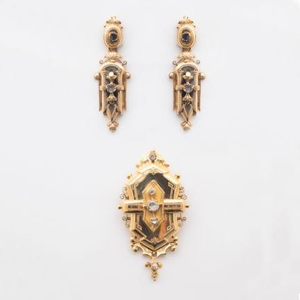 Broche y pendientes isabelinos en oro con diamante