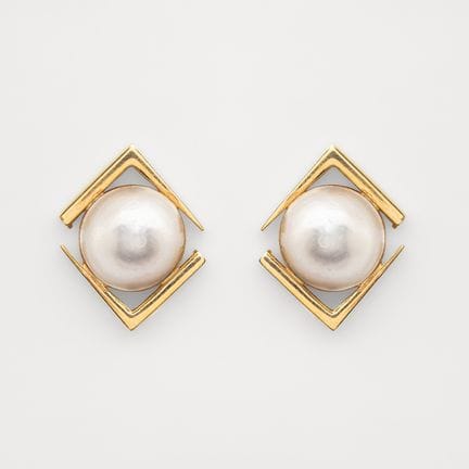 Rhomboid-shaped gold earrings with a 15 mm mabe cu