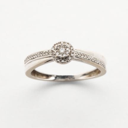 White gold ring with a rosette and brilliant-cut d