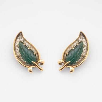 Two-tone gold earrings featuring an 11 x 5 mm jade