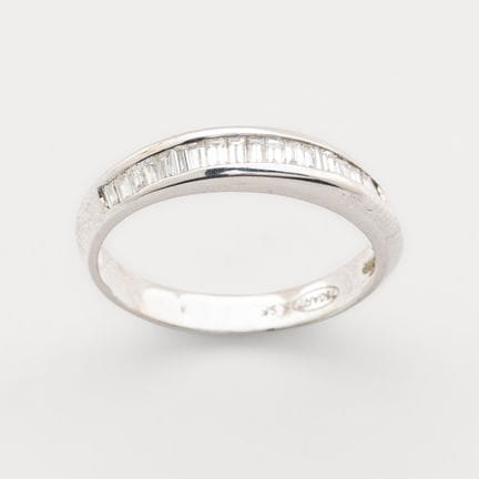 White gold half-eternity ring with trapezoid-cut d