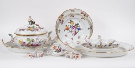 Service de table en porcelaine de Saxe à décor de 