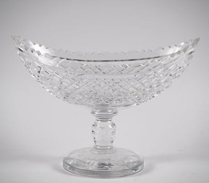 Coupe navette en cristal à décor de croisillons.
(