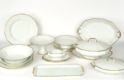 LIMOGES. 
Service de table en porcelaine blanche à