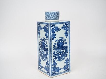 Cina, XX secolo,
Grande teiera in porcellana bianc