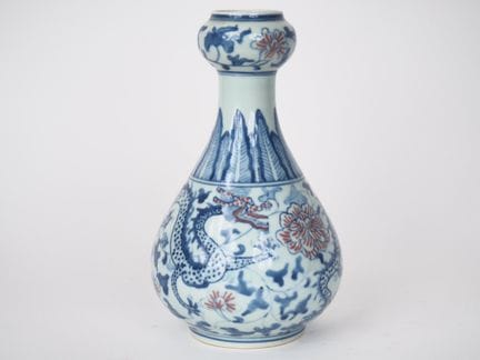 Cina, XX secolo, 
Vaso bulboso in porcellana bianc