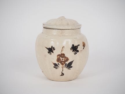 Cina, fine del periodo Ming
Piccolo vaso con coper