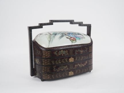 Cina, 1900 circa
Scatola in legno laccato, con cop