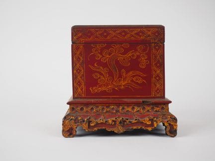 Indochina, um 1900
Kleine viereckige Schatulle auf