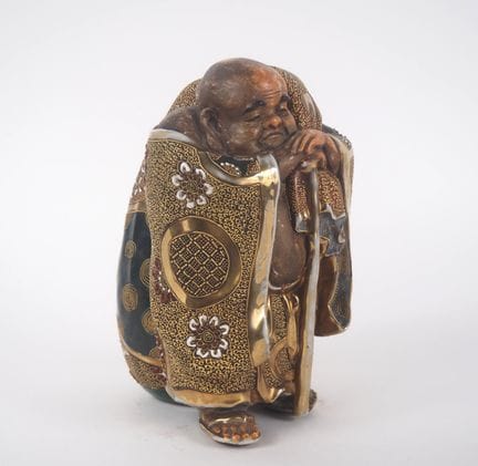 日本，约1900年
萨摩陶器小雕像，描绘了手持财袋的站立布袋和尚。
高23厘米
