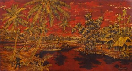 黄玉
越南，20 世纪、
大漆板上有红色、棕色和金色装饰，描绘了一个村庄、乘船的渔民和被茂盛植物环绕