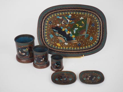 Cina, XX secolo 
Set di oggetti in smalto cloisonn