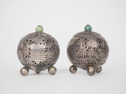Indochina, um 1900
Ein Paar kugelförmige Salzstreu