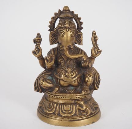 印度，现代工艺品
铜制雕像，描绘了坐在莲花上的象头神迦内什，手中持海螺，莲花上有一只老鼠。
高19厘