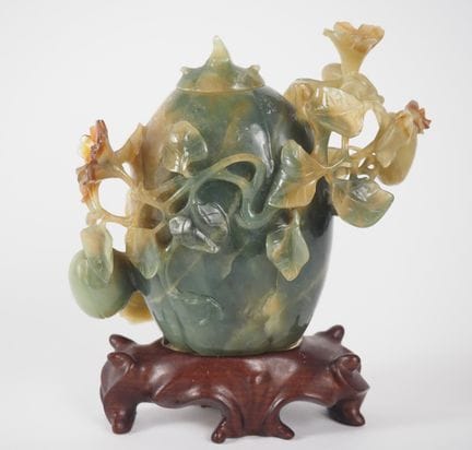 Cina, XX secolo 
Vaso in agata verde e corniola a 