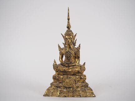 暹罗，拉塔纳科辛，19世纪
漆饰并镀金的青铜小雕像，描绘身着王子袍的佛陀端坐于金字塔形宝座上打坐冥想