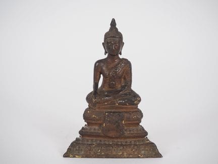 暹罗，拉塔纳科辛
青铜雕像，描绘了打坐冥想的佛陀，右手结触地印（以地为证）。