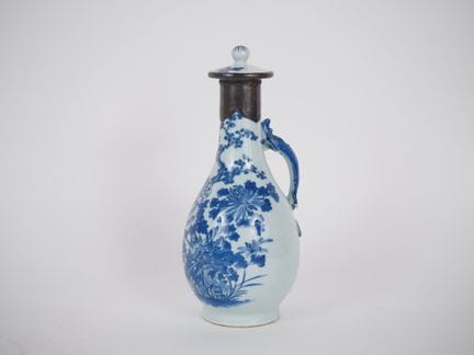 Cina, XIX secolo 
Vaso piriforme con coperchio in 