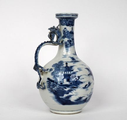 Cina, periodo Guangxu
Vaso a forma di bottiglia in