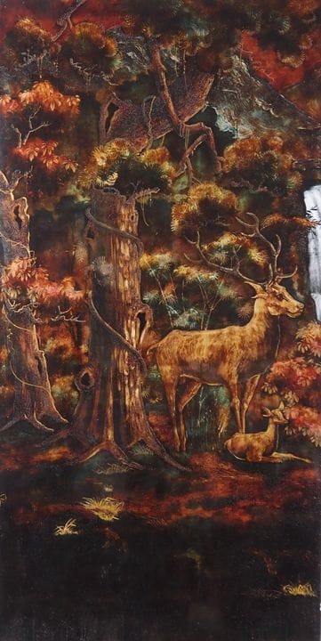 越南，现代作品、 
立式漆板，表现森林中的一只鹿和一只母鹿。 
尺寸：61 x 122 厘米