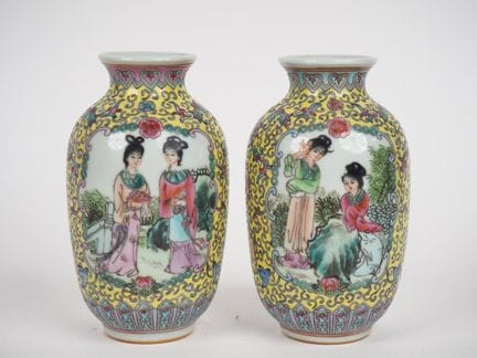 Cina, seconda metà del XX secolo.
Coppia di vasi i