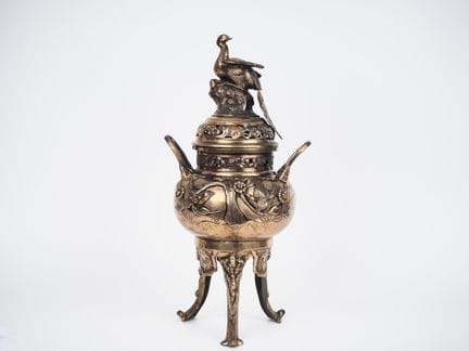 Japon, XXe siècle
Brûle-parfums tripode, en bronze