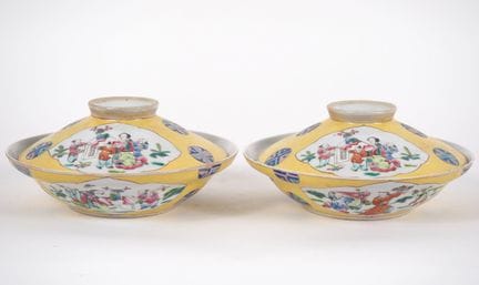 Cina, XX secolo,
Coppia di coppe con coperchio in 