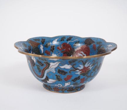 Cina, 1900 circa
Coppa a forma di fiore in smalti 