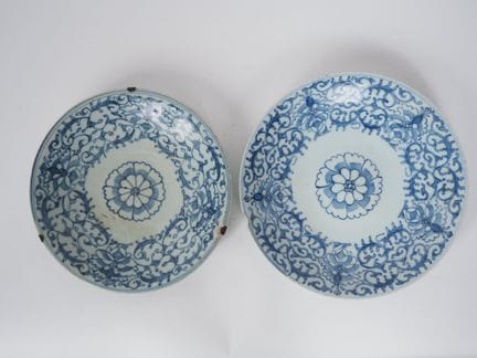 Cina, XIX secolo
Due piatti in porcellana blu e bi