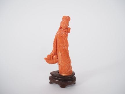 Statuetta in corallo raffigurante una dea della pr